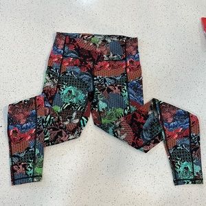 Lululemon legging with fun pattern. SZ 4